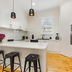\'Gladstone\' Only Minutes Walk To The Bendigo Train Station!