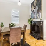 \'Gladstone\' Only Minutes Walk To The Bendigo Train Station!