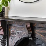 \'Gladstone\' Only Minutes Walk To The Bendigo Train Station!