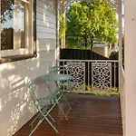 Newly Renovated, Kennedy Cottage - Close To Cbd