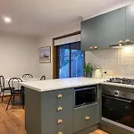 Tastefully Renovated, Peaceful Stay In Cbd