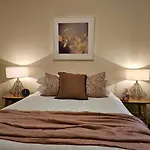 Cobb&Cohouse 4 Queen Bedrooms, 3 Bathrooms, Bendigocbd Lock Up Garage