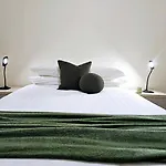 Cobb&Cohouse 4 Queen Bedrooms, 3 Bathrooms, Bendigocbd Lock Up Garage