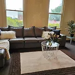 Cobb&Cohouse 4 Queen Bedrooms, 3 Bathrooms, Bendigocbd Lock Up Garage
