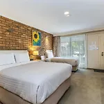 Golden Square Motor Inn