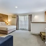 Golden Square Motor Inn