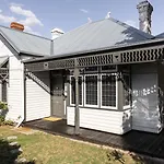 Poets Corner Vintage Retreat Walk To View St
