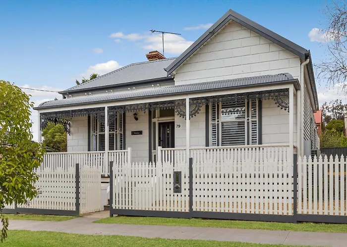 \'Gladstone\' Only Minutes Walk To The Bendigo Train Station!