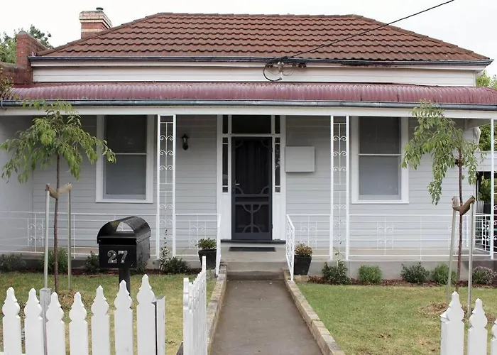 3 Bedroom Miners Cottage Close To Cbd And Hospital