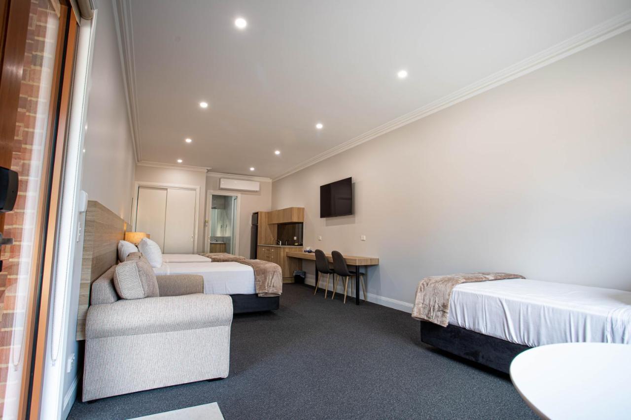 Red Waratah Motel *