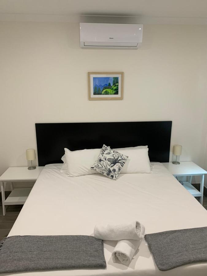 High St - King Bed N Kitchen Motel