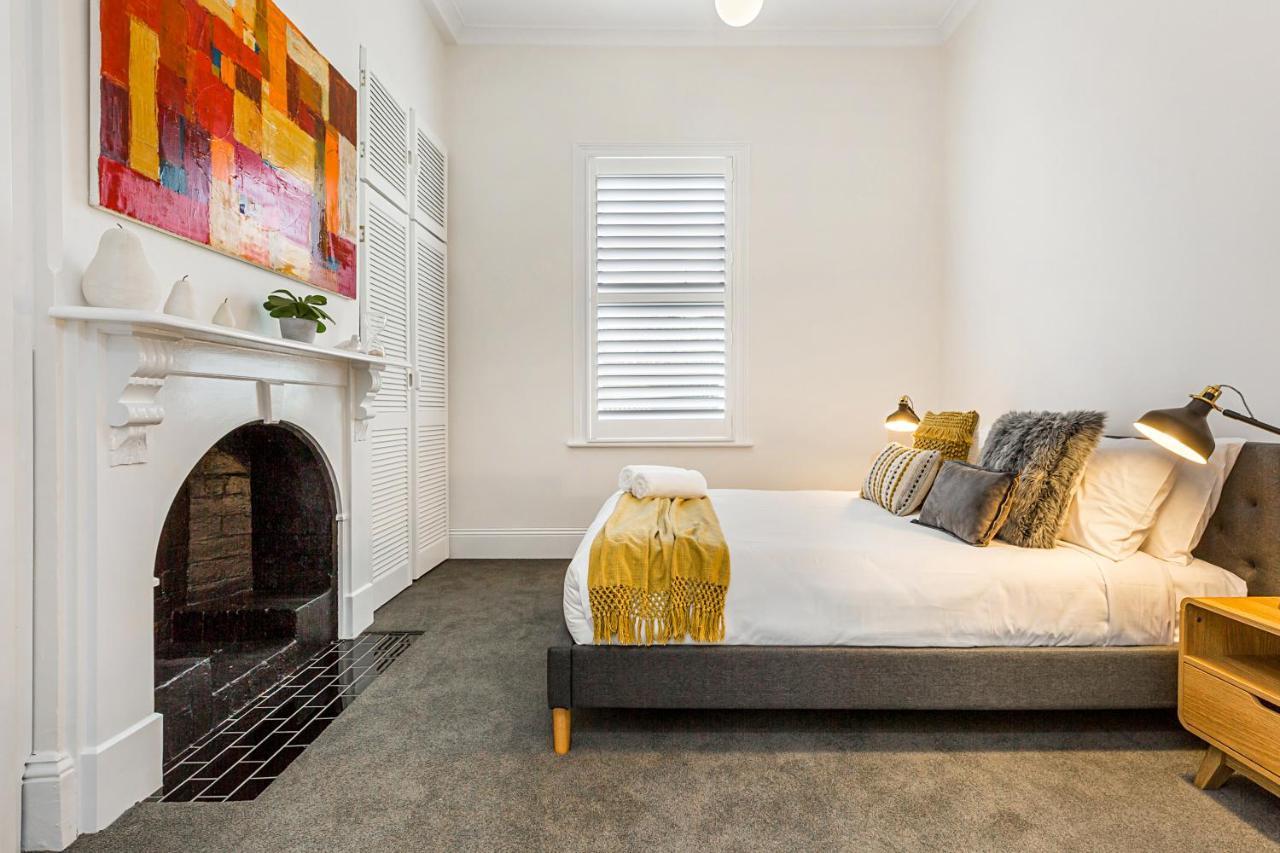 'gladstone' Only Minutes Walk To The Train Station! *