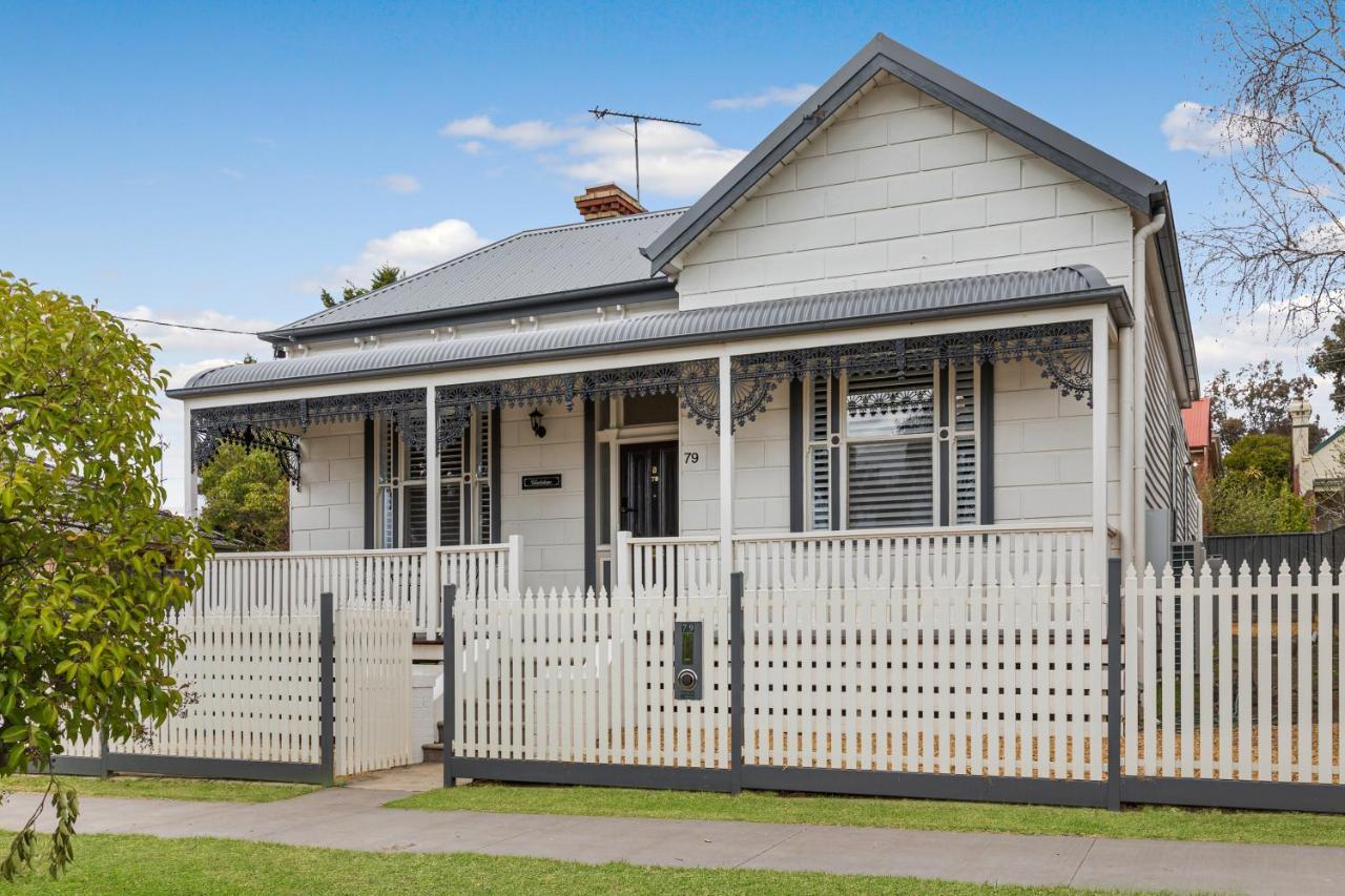 'gladstone' Only Minutes Walk To The Train Station! Holiday home *