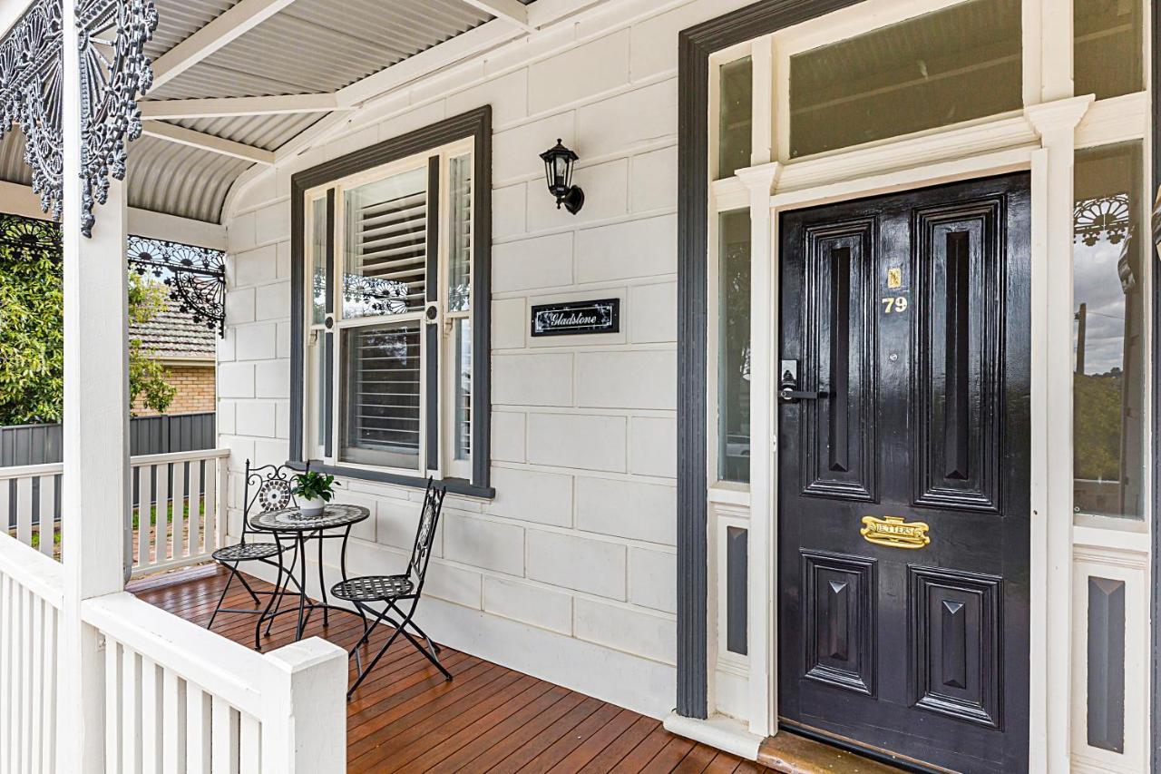 'gladstone' Only Minutes Walk To The Train Station!