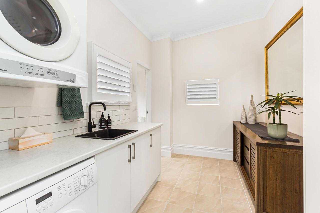 'gladstone' Only Minutes Walk To The Train Station!