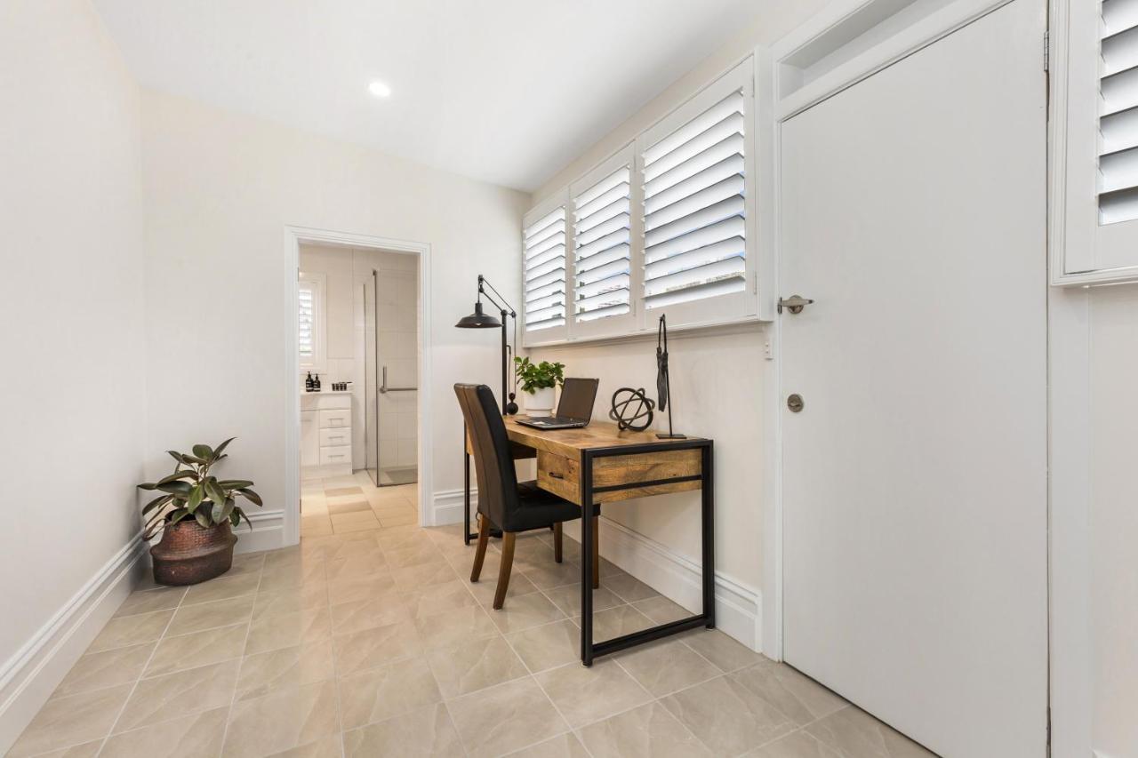'gladstone' Only Minutes Walk To The Train Station! Holiday home