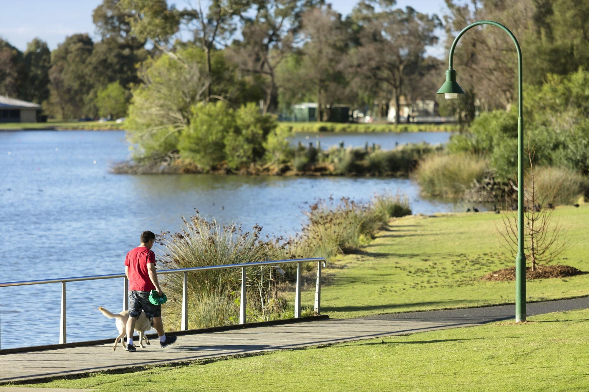 Quality Lakeside Hotel 4*