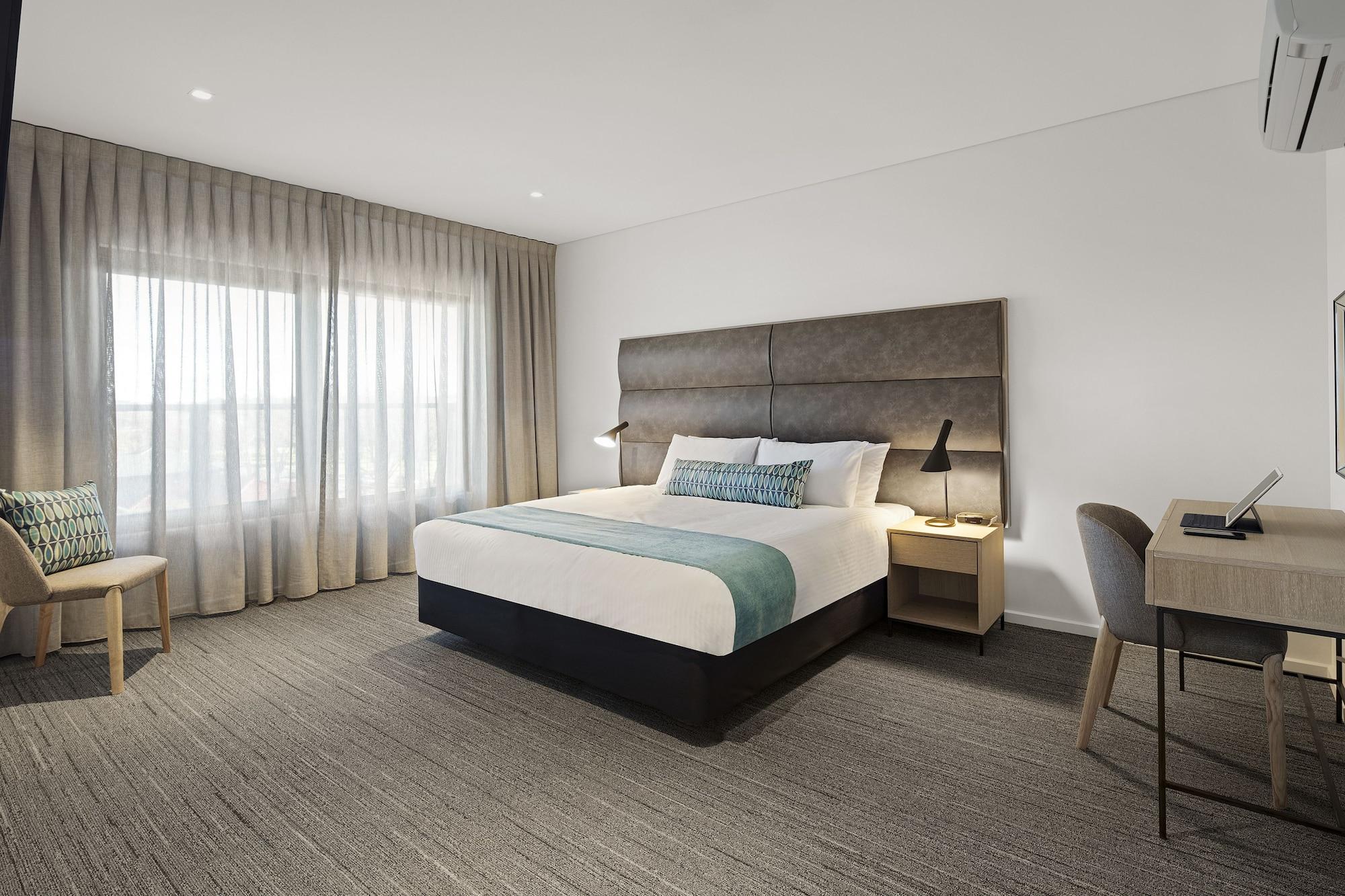 Quality Lakeside Hotel 4*