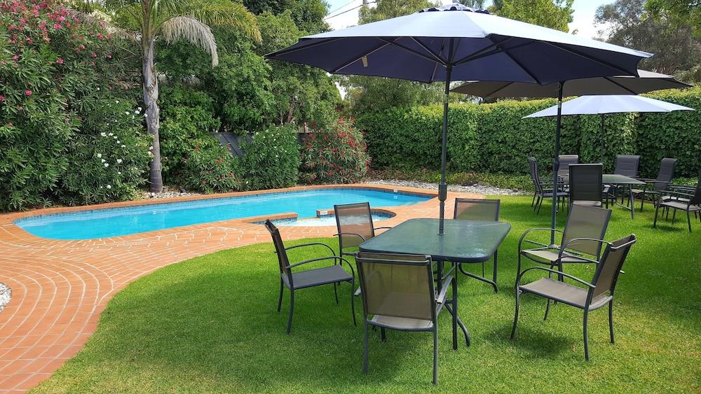The Heritage Motel 4*