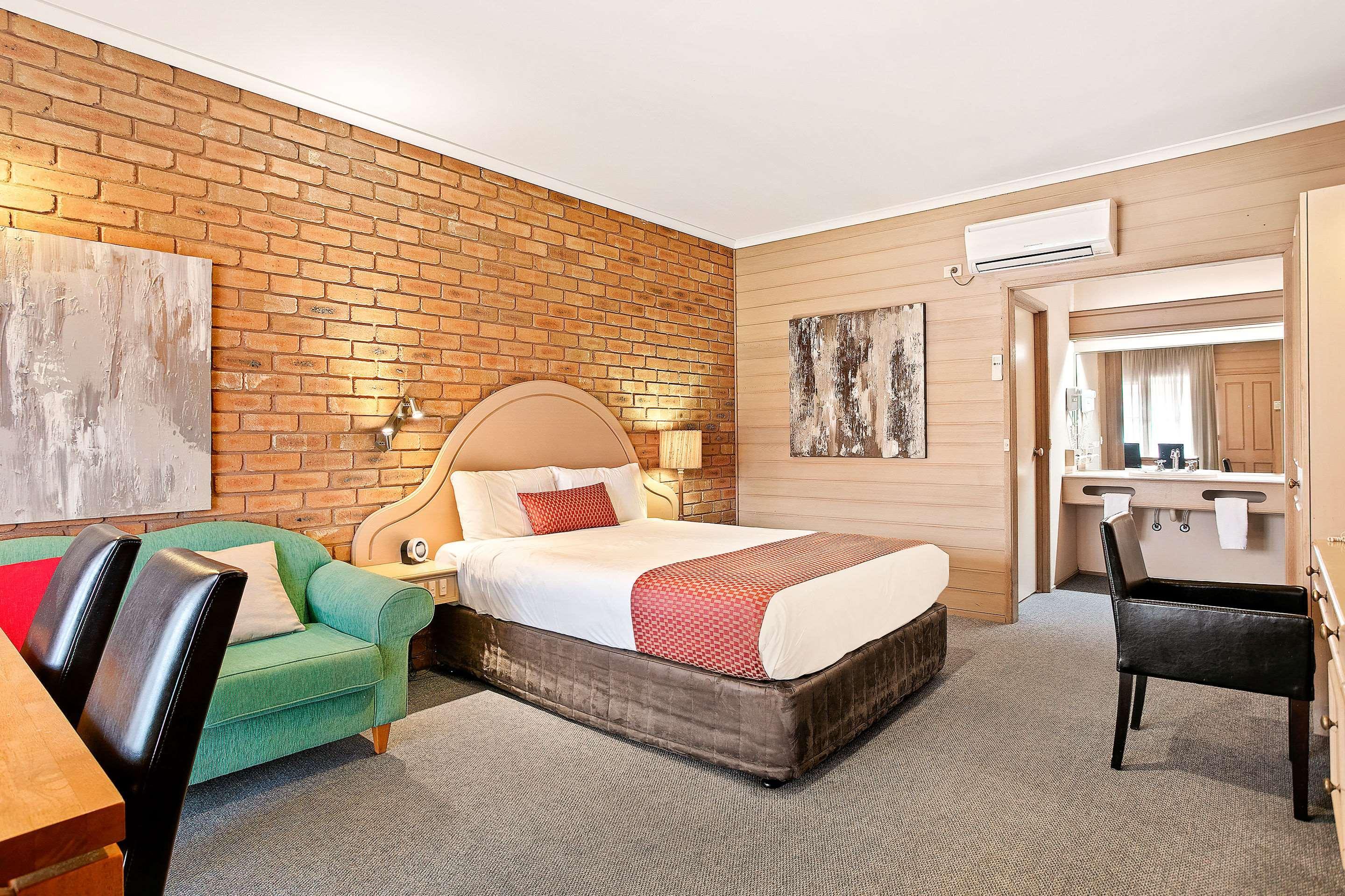 Quality Colonial Hotel 3*