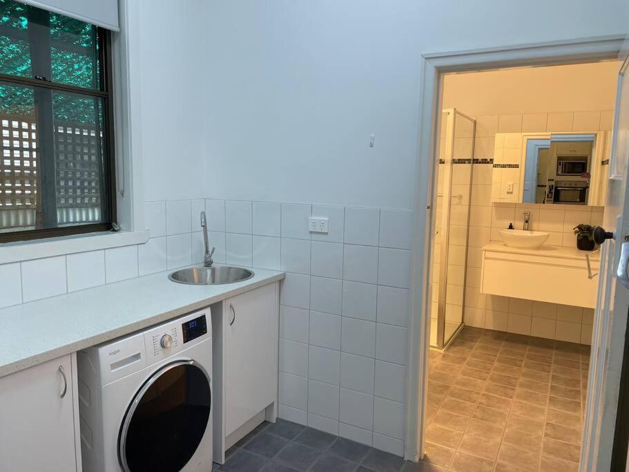 Walnut House - Hargreaves St Close To Weeroona *
