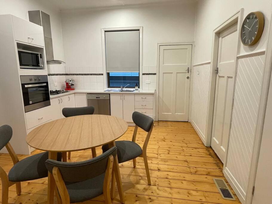 Holiday home Walnut House - Hargreaves St Close To Weeroona