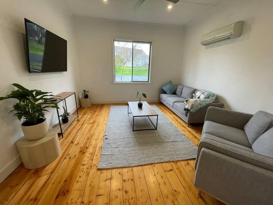 Holiday home Walnut House - Hargreaves St Close To Weeroona
