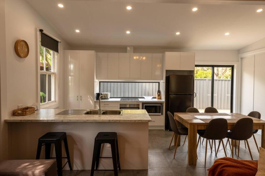 Newly Renovated, Kennedy - Close To Cbd *