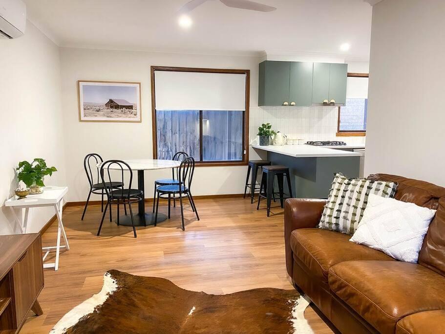 Tastefully Renovated, Peaceful In Cbd *