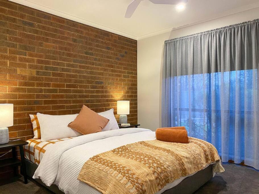 Tastefully Renovated, Peaceful In Cbd Apartment