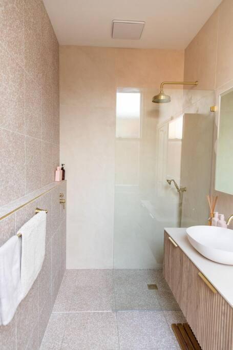 Inner City Terrace Retreat: Renovated Gem With Two-night Minimum Bendigo