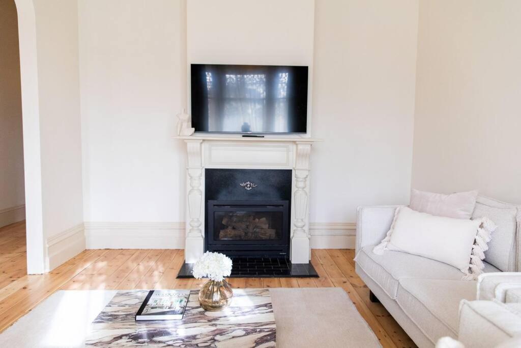 Inner City Terrace Retreat: Renovated Gem With Two-night Minimum Holiday home *