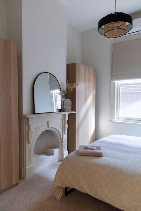 Inner City Terrace Retreat: Renovated Gem With Two-night Minimum Holiday home *