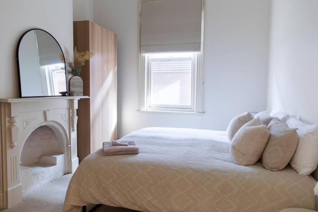 Inner City Terrace Retreat: Renovated Gem With Two-night Minimum Bendigo