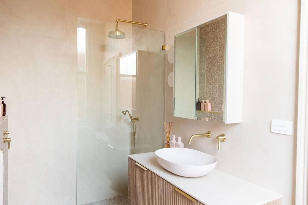 Inner City Terrace Retreat: Renovated Gem With Two-night Minimum Bendigo
