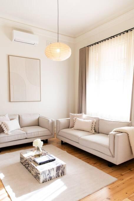 Inner City Terrace Retreat: Renovated Gem With Two-night Minimum * Bendigo
