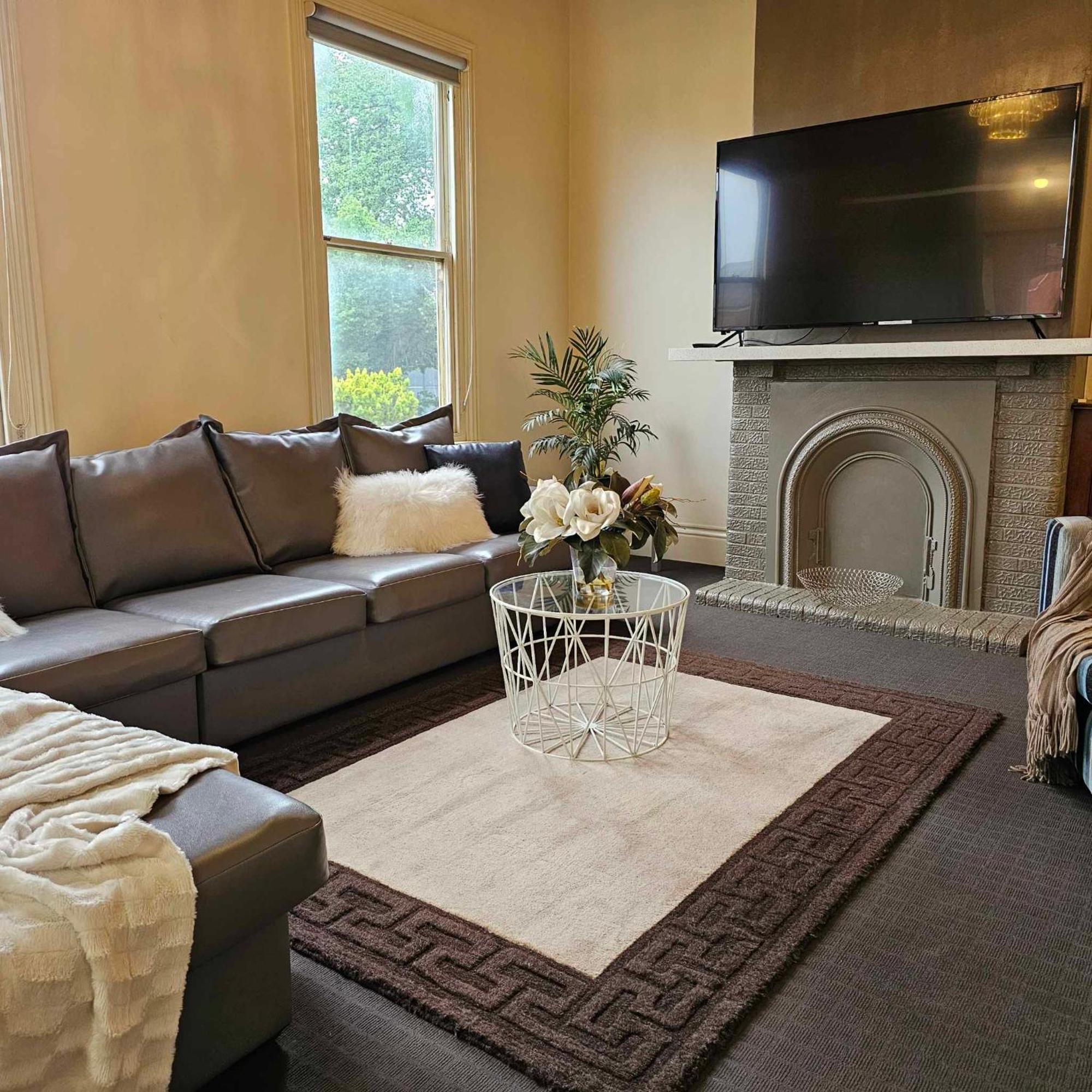 Cobb&cohouse 4 Queen Bedrooms, 3 Bathrooms, Bendigocbd Lock Up Garage * Bendigo
