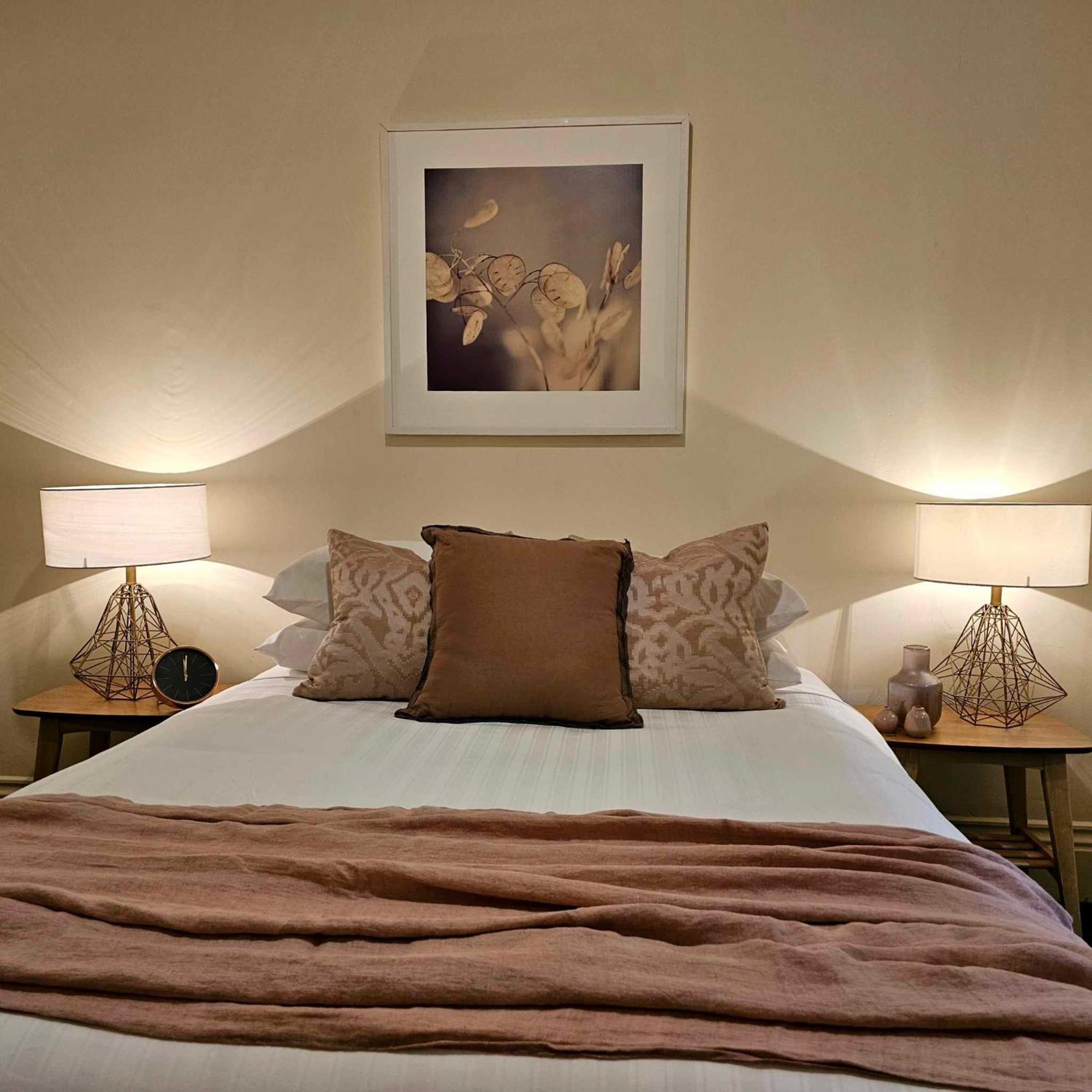 Cobb&cohouse 4 Queen Bedrooms, 3 Bathrooms, Bendigocbd Lock Up Garage * Bendigo