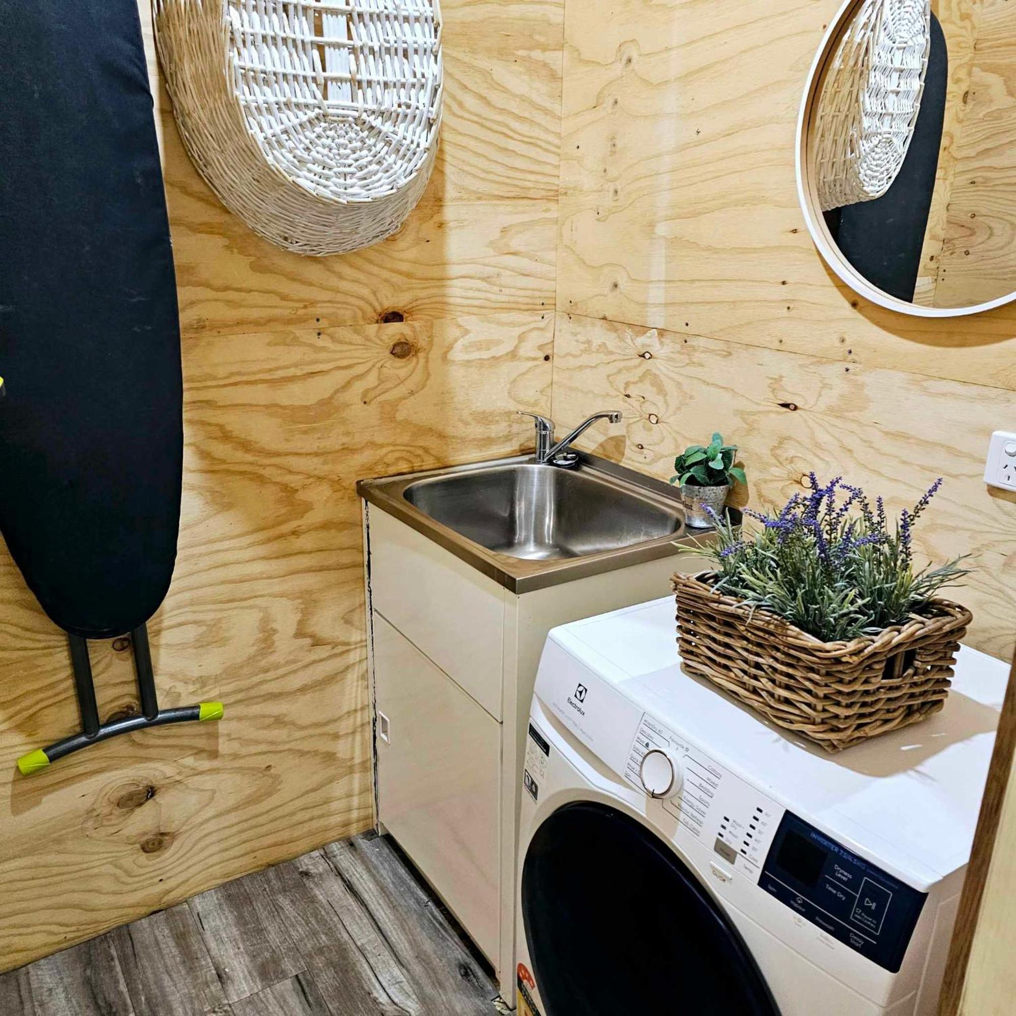 Cobb&cohouse 4 Queen Bedrooms, 3 Bathrooms, Bendigocbd Lock Up Garage Holiday home