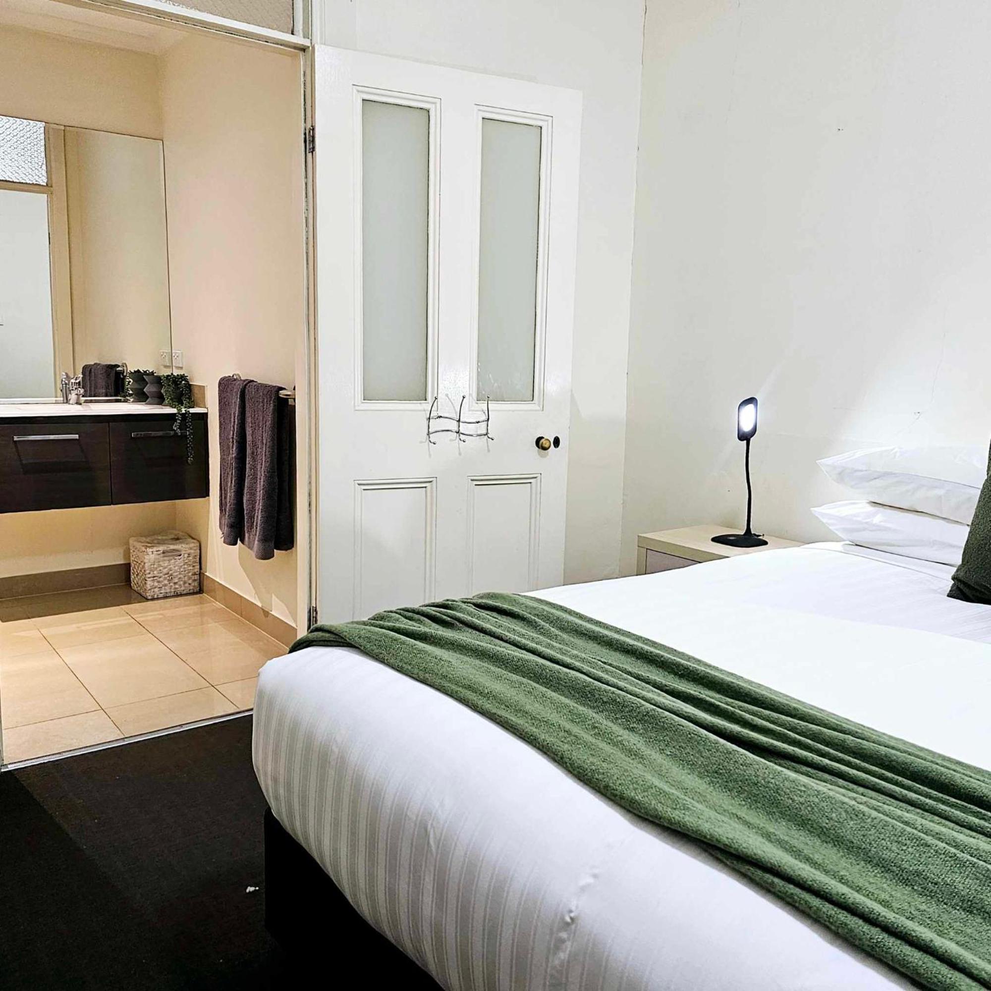 Holiday home Cobb&cohouse 4 Queen Bedrooms, 3 Bathrooms, Bendigocbd Lock Up Garage