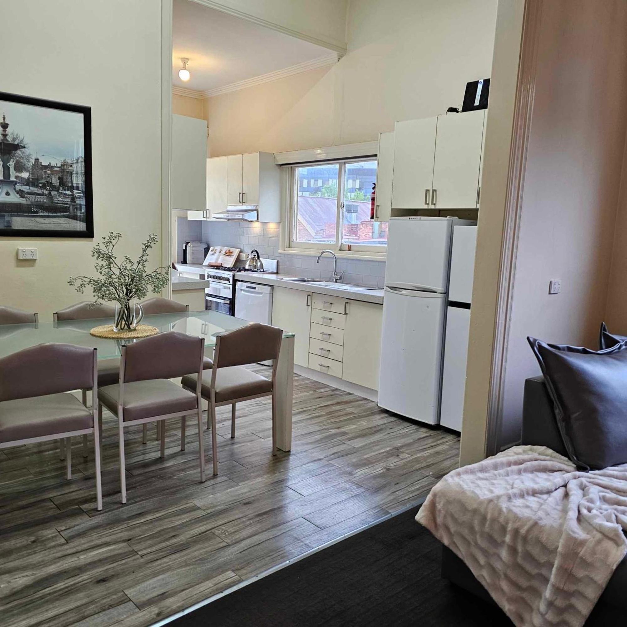 Cobb&cohouse 4 Queen Bedrooms, 3 Bathrooms, Bendigocbd Lock Up Garage *