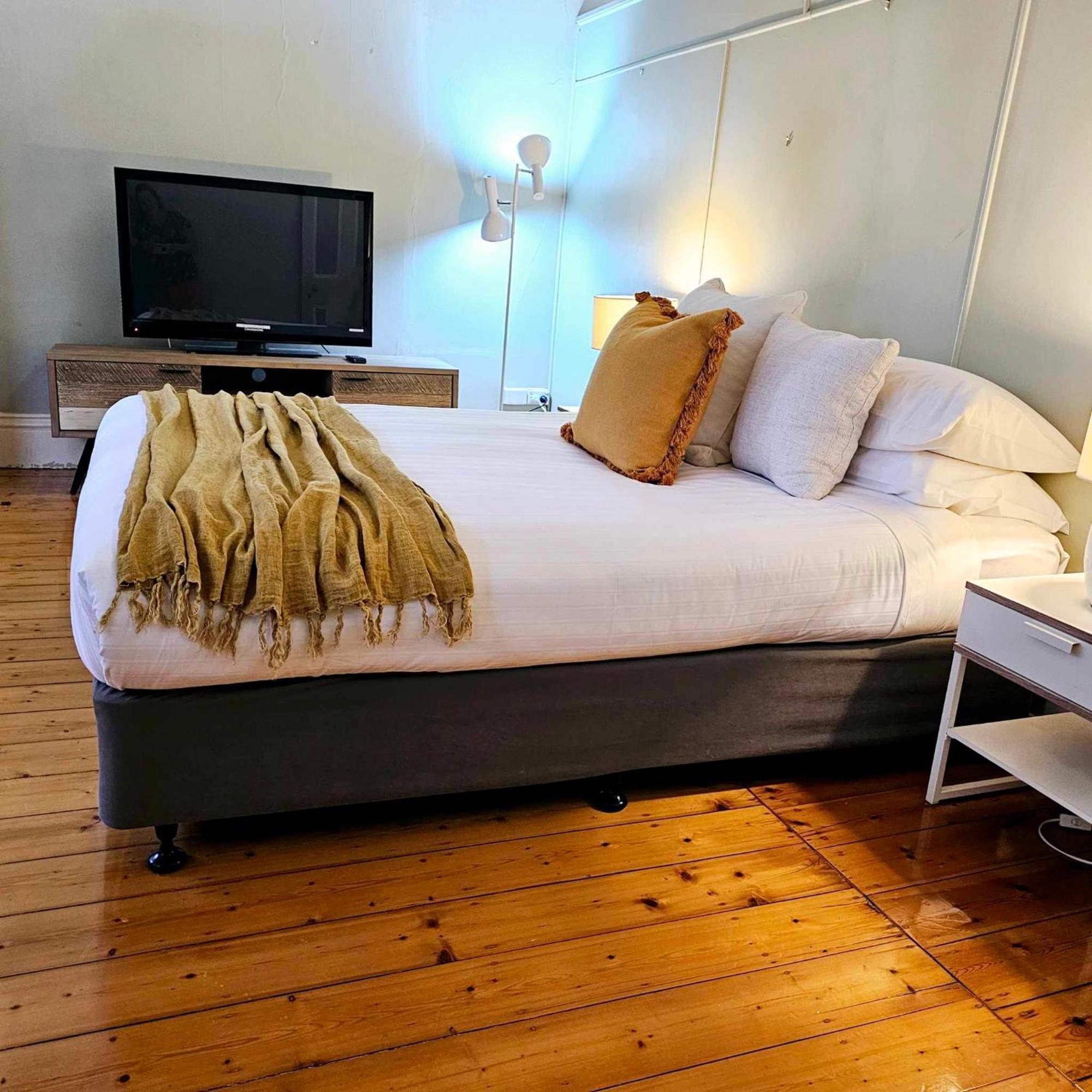 Cobb&cohouse 4 Queen Bedrooms, 3 Bathrooms, Bendigocbd Lock Up Garage * Bendigo