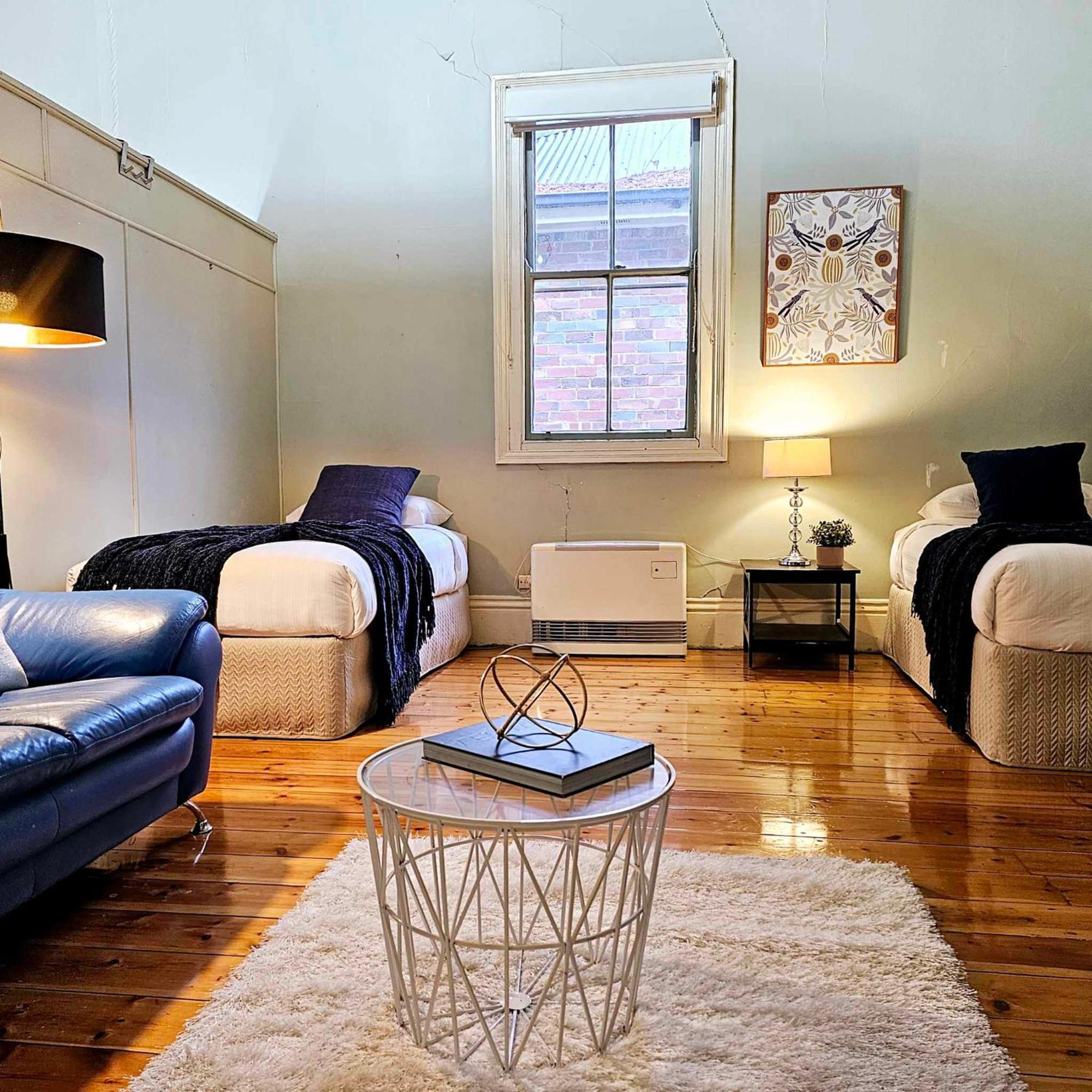 Cobb&cohouse 4 Queen Bedrooms, 3 Bathrooms, Bendigocbd Lock Up Garage Holiday home
