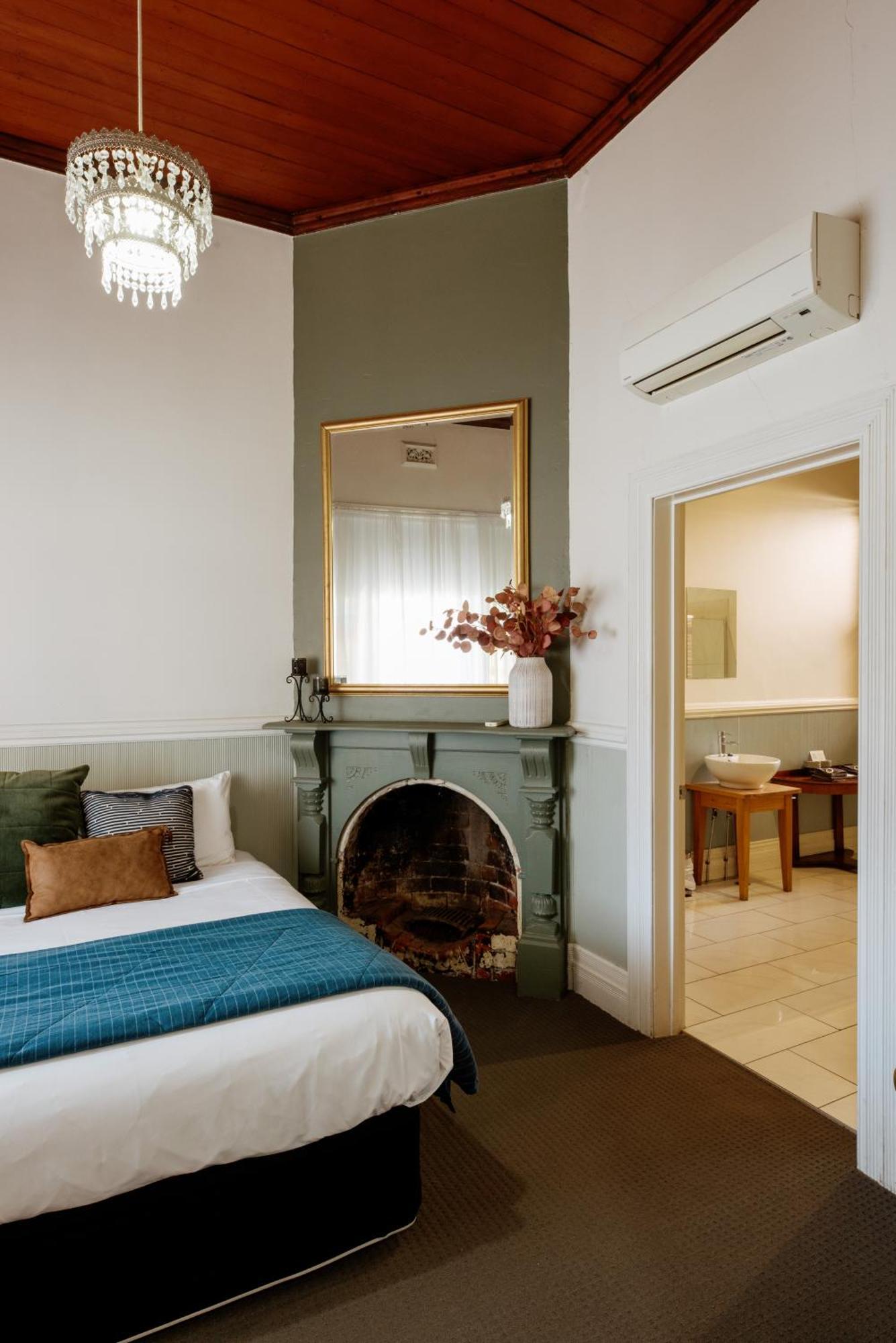 Alexandra Place Motel 4*