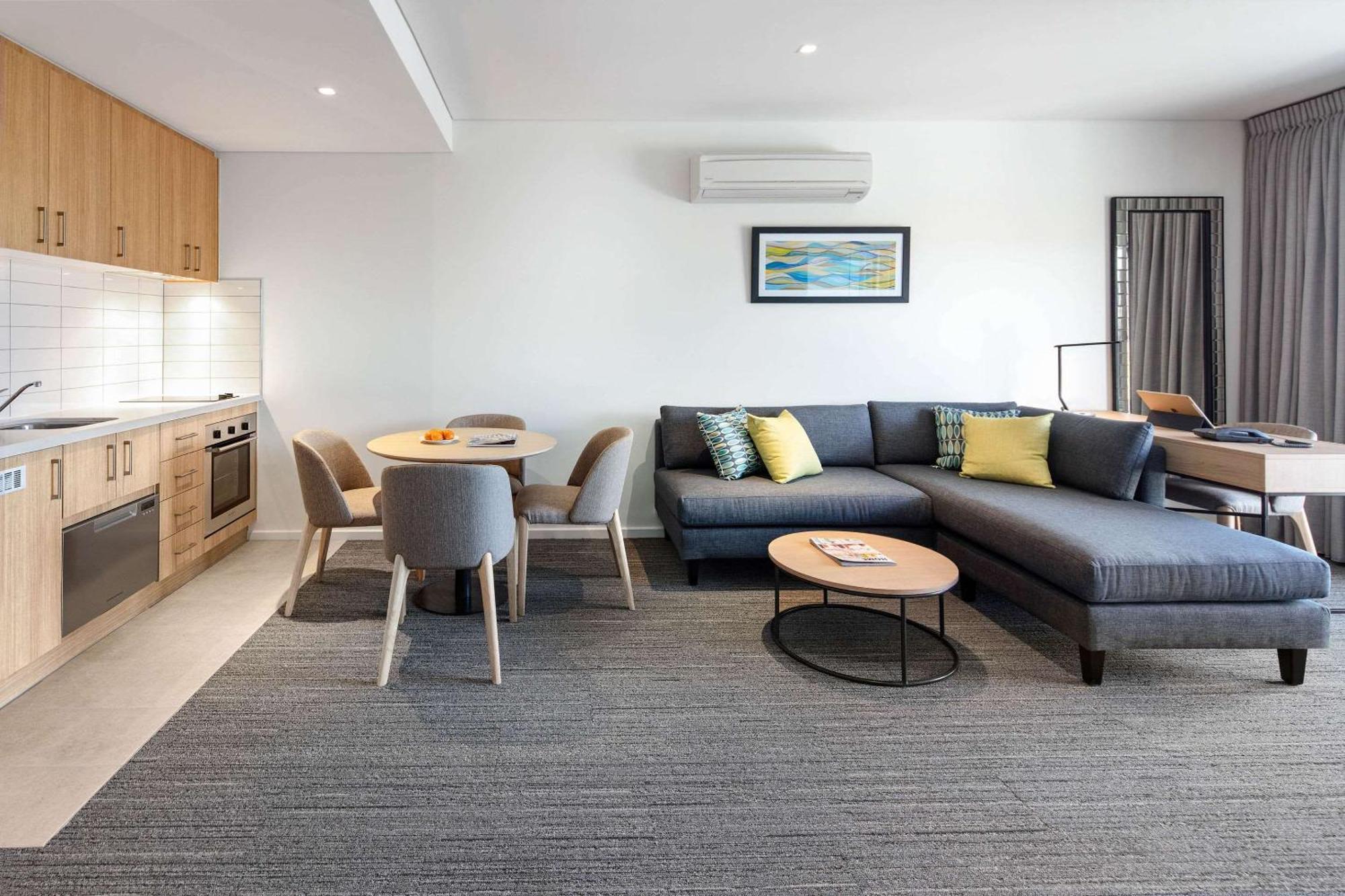 Quality Lakeside Hotel 4*