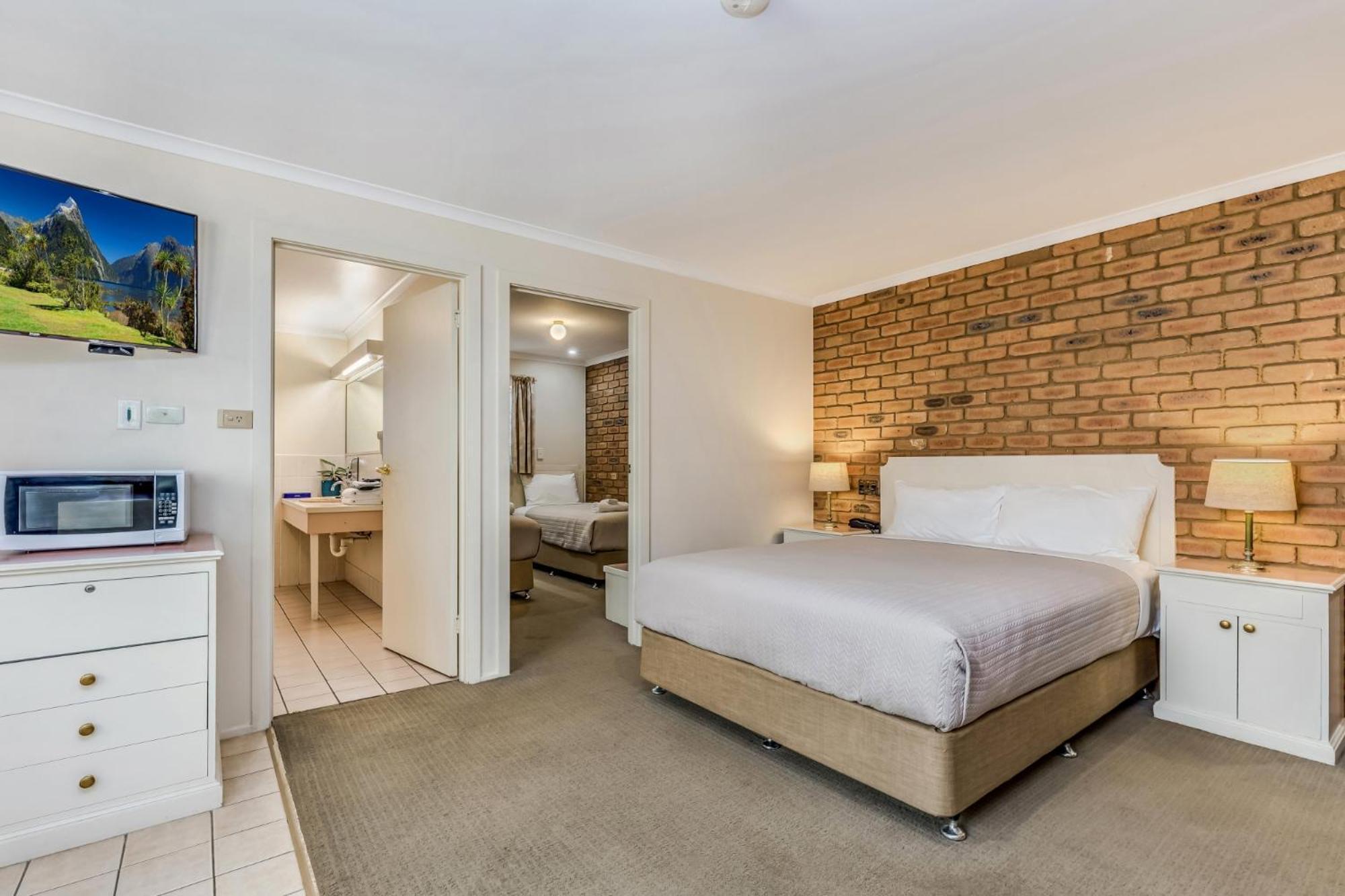 Golden Square Motor Motel 3*