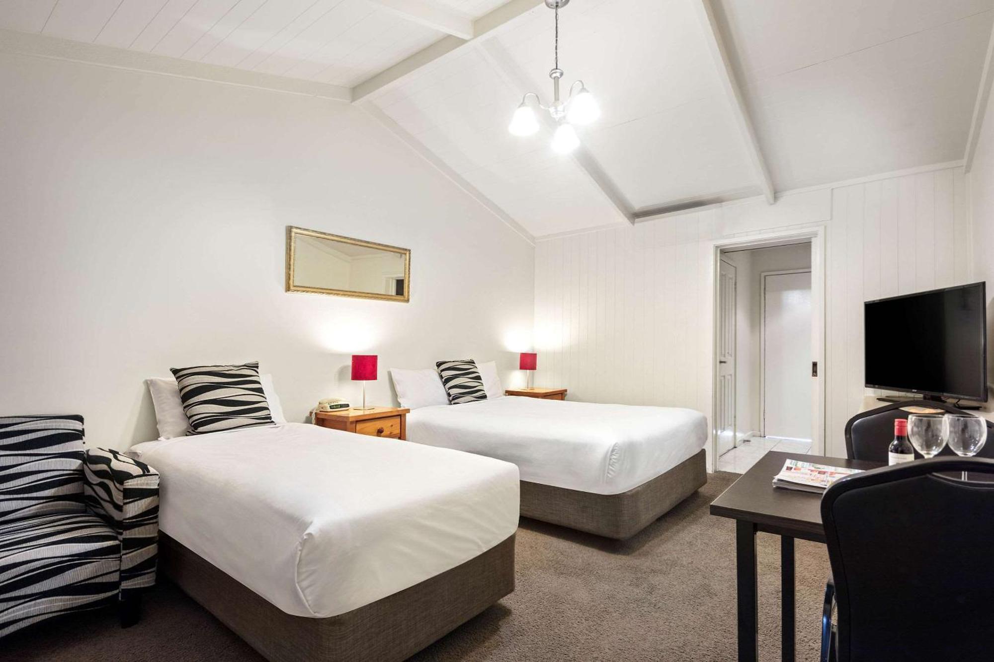 Hotel Quality Lakeside 4*
