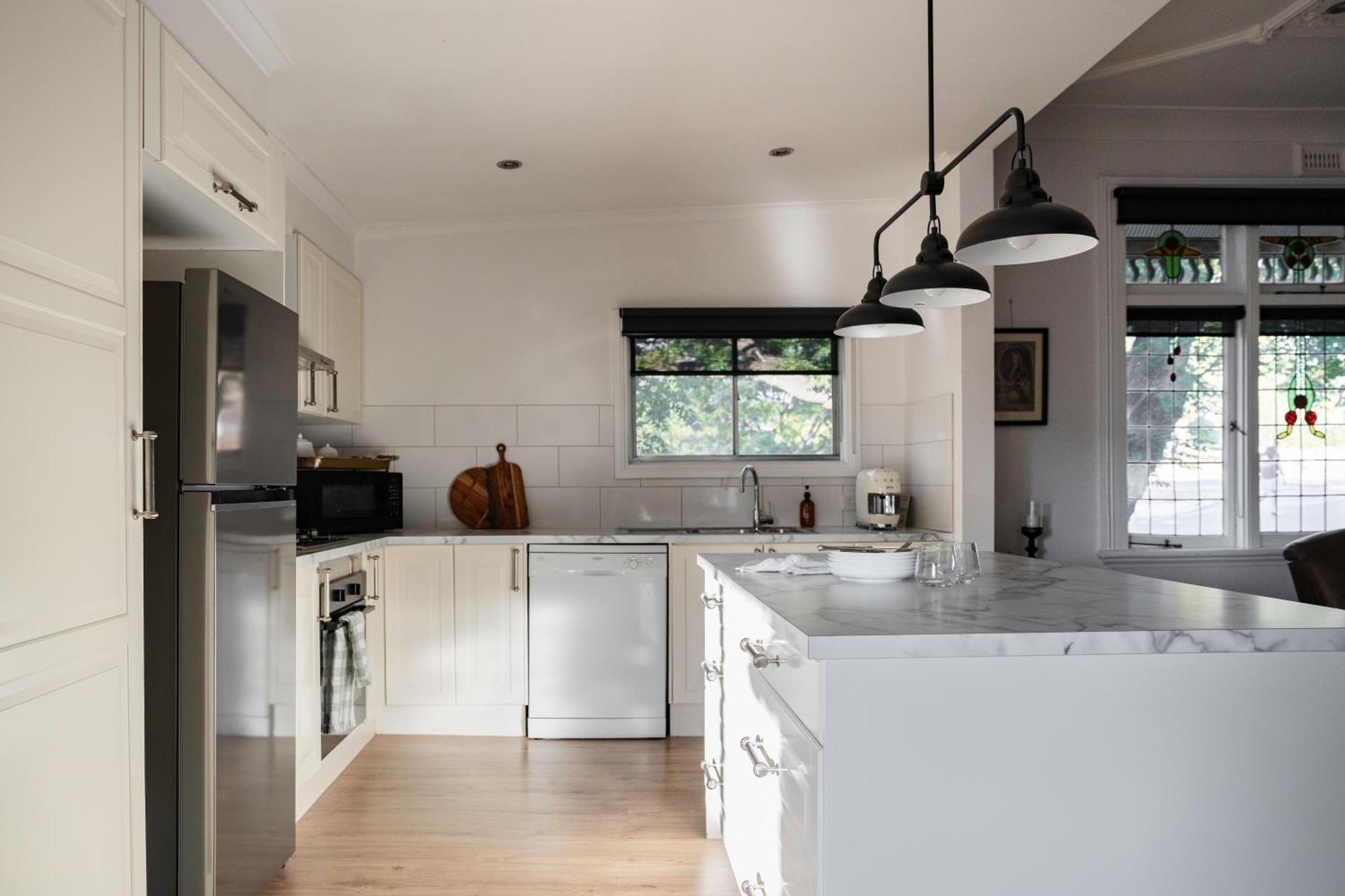Poets Corner Vintage Retreat Walk To View St Holiday home
