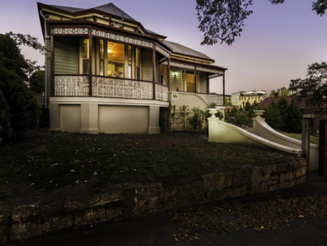 Cobb&cohouse 4 Queen Bedrooms, 3 Bathrooms, Bendigocbd Lock Up Garage