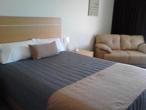 Golden Reef Motor Motel 4*